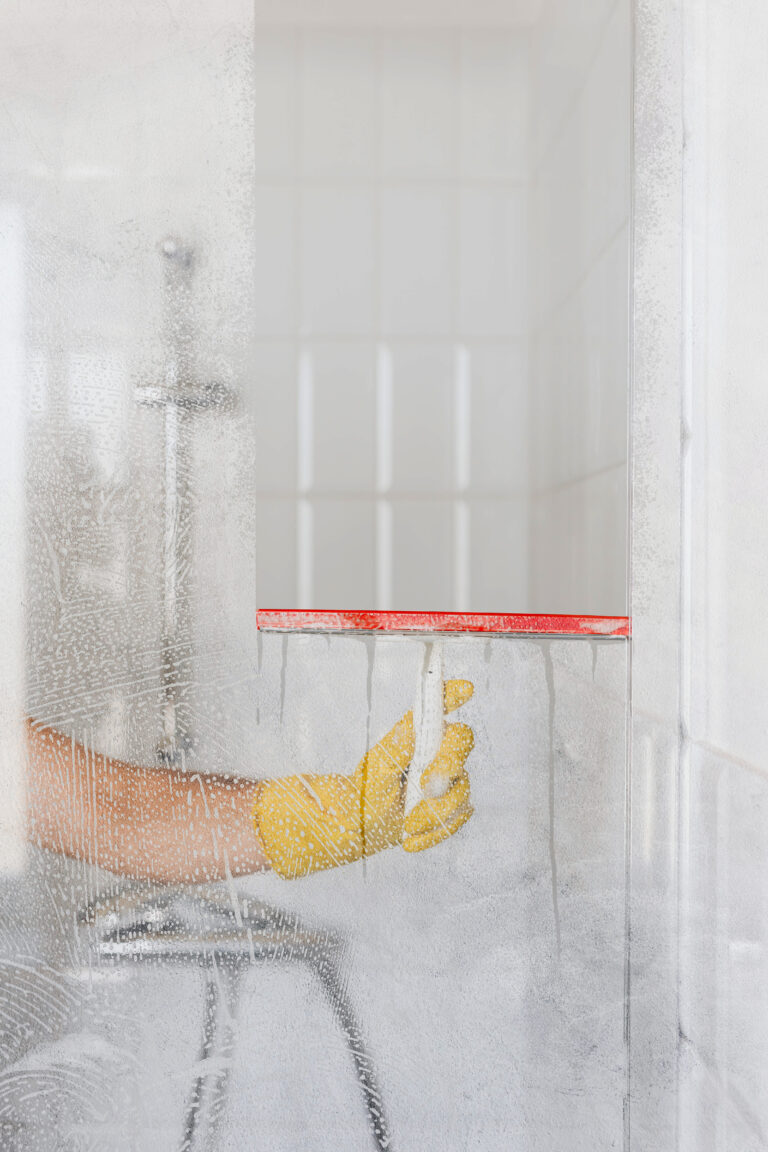 Comment Nettoyer Parfaitement Une Vitre de Douche : Guide Complet