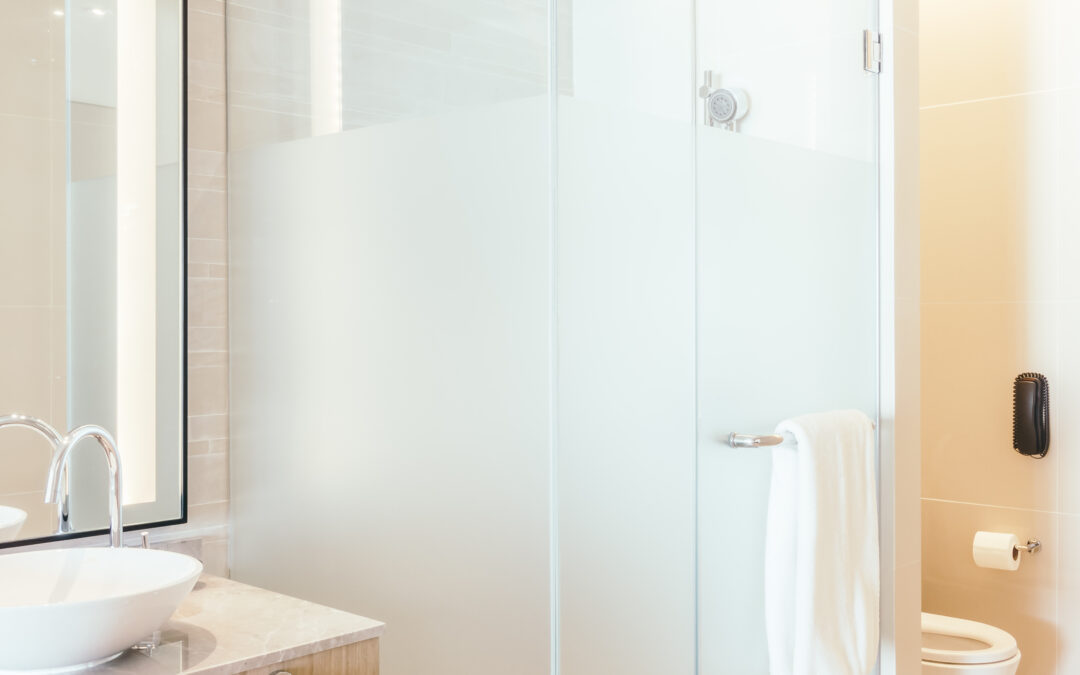 cabine de douche avec bac à douche en résine