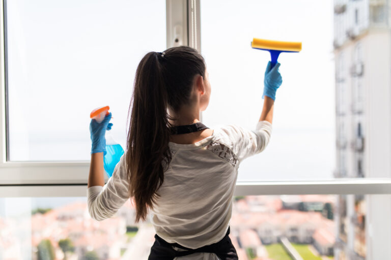 Nettoyer ses vitres sans trace : guide complet
