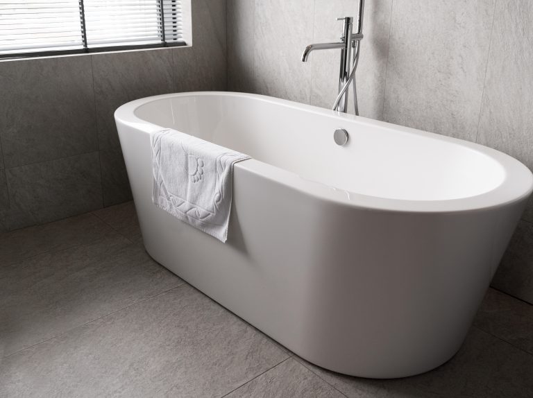 Comment nettoyer siphon baignoire ? Guide complet 2025