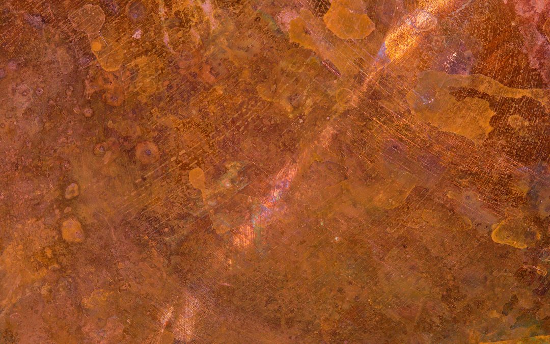 Texture panoramique de casserole en cuivre grunge, patine et fond métallique oxydé. Vieux panneau métallique.