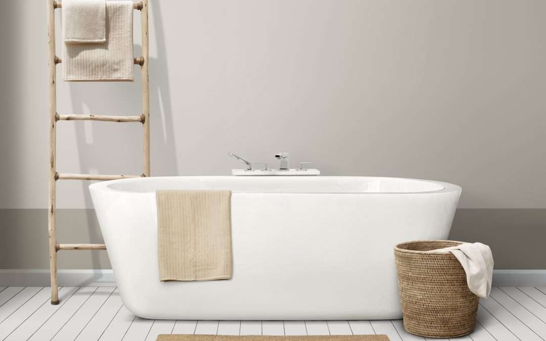 Aménagement intérieur minimaliste d'une salle de bains avec des meubles en bois