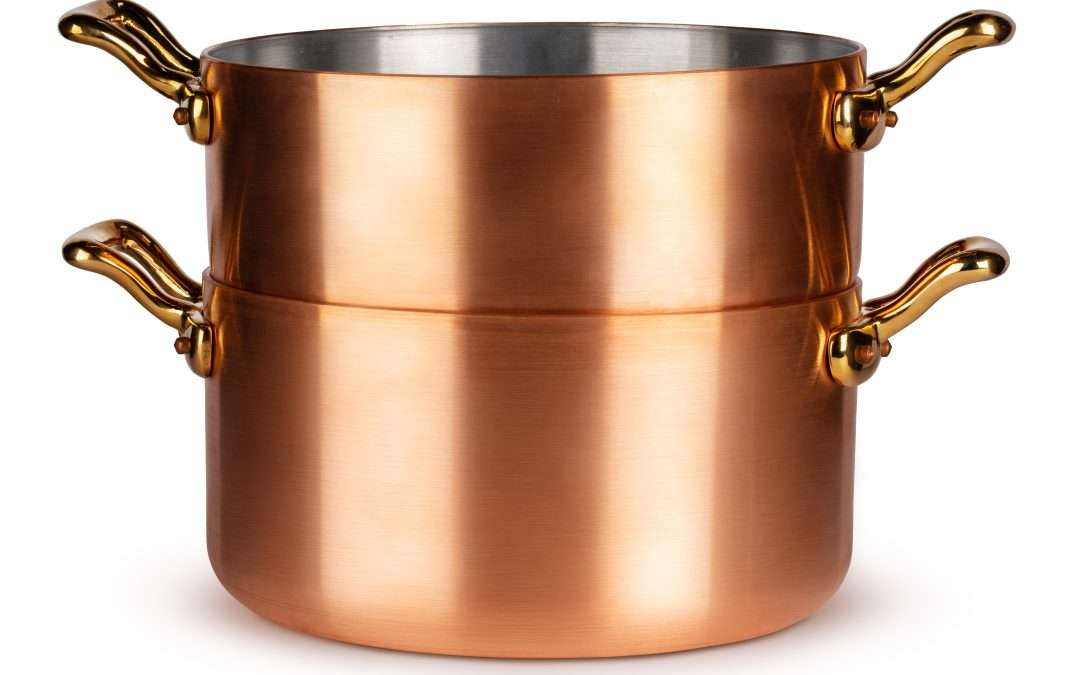 Ensemble d'ustensiles de cuisine en cuivre isolé sur fond blanc