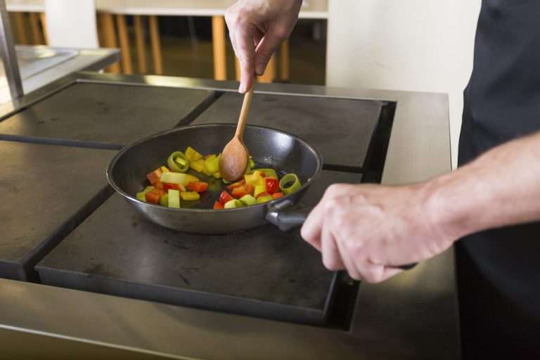 Dégraisser Poêle : 5 Astuces Efficaces | La Maison Propre