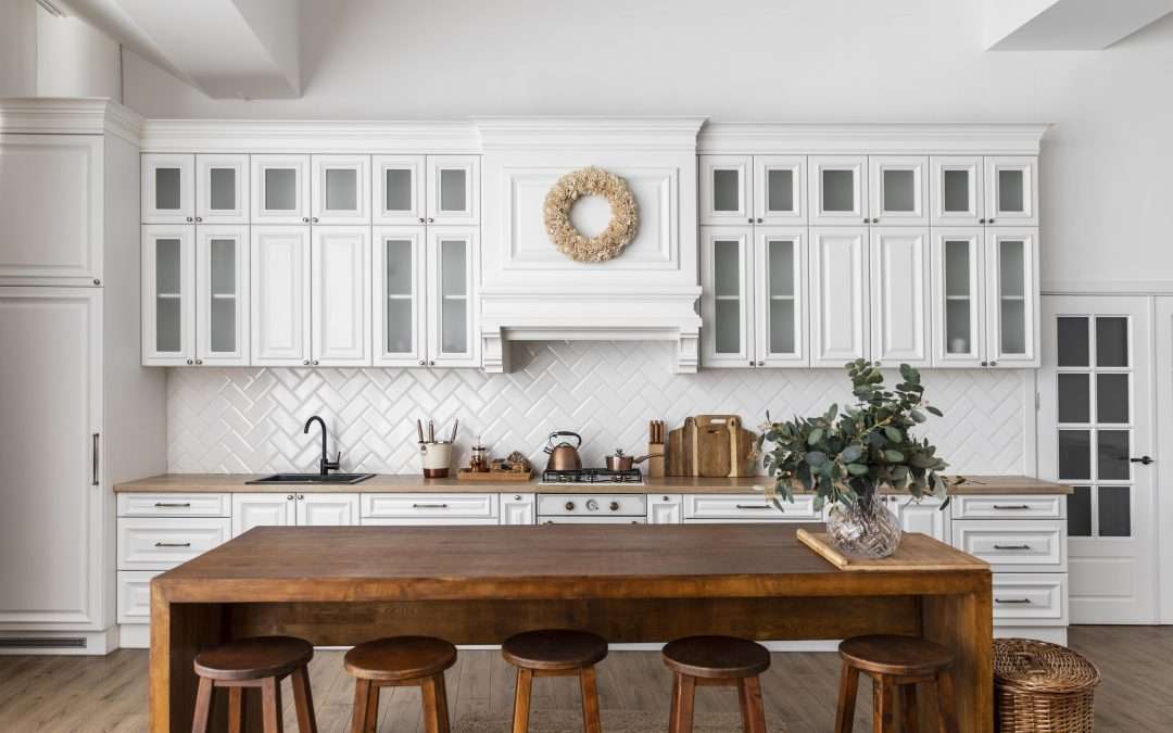 cuisine-design-intérieur-avec-table-en-bois