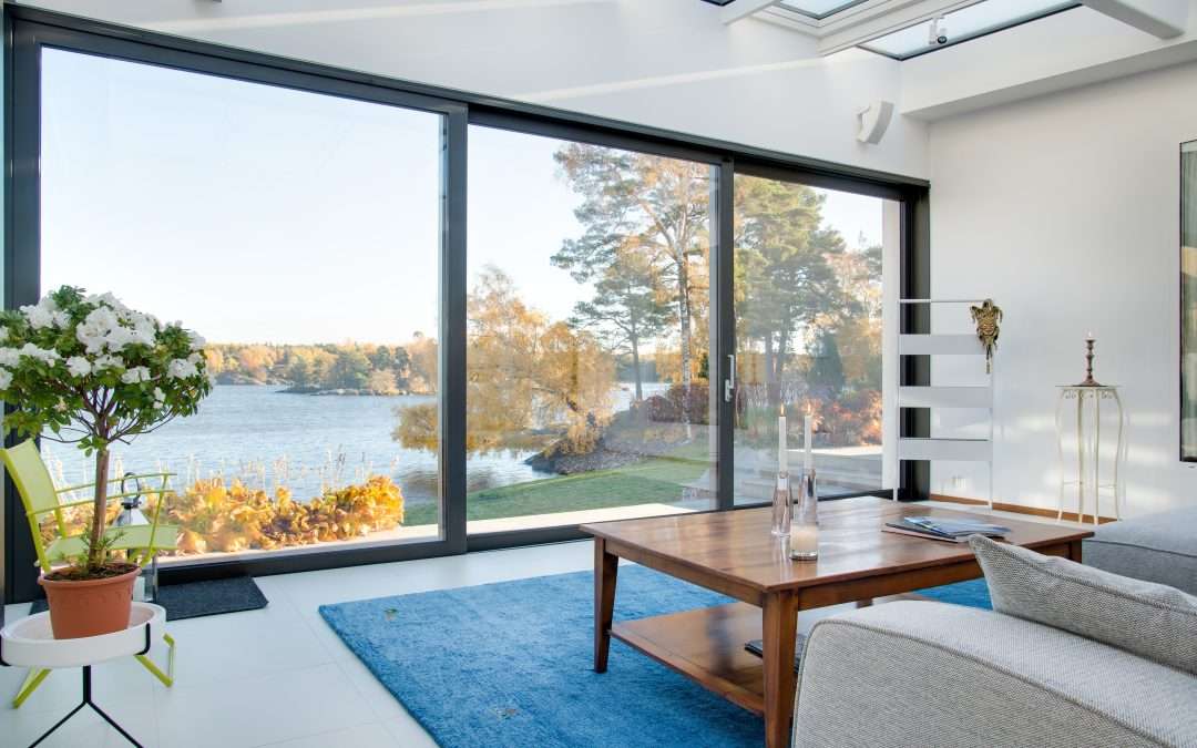 Belle vue d'un lac bleu capturée depuis l'intérieur d'une villa
