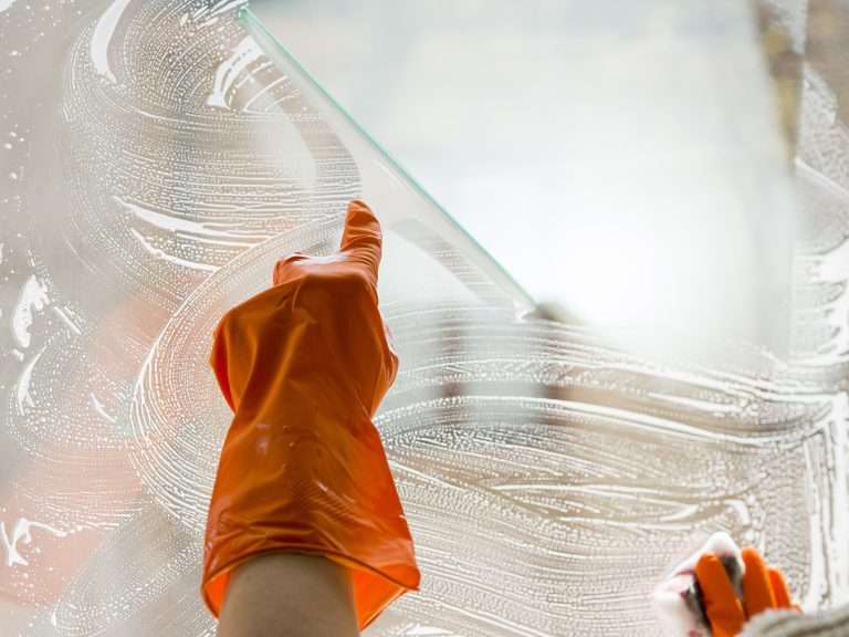 Traces sur Vitres : Solutions & Astuces Pro | La Maison Propre