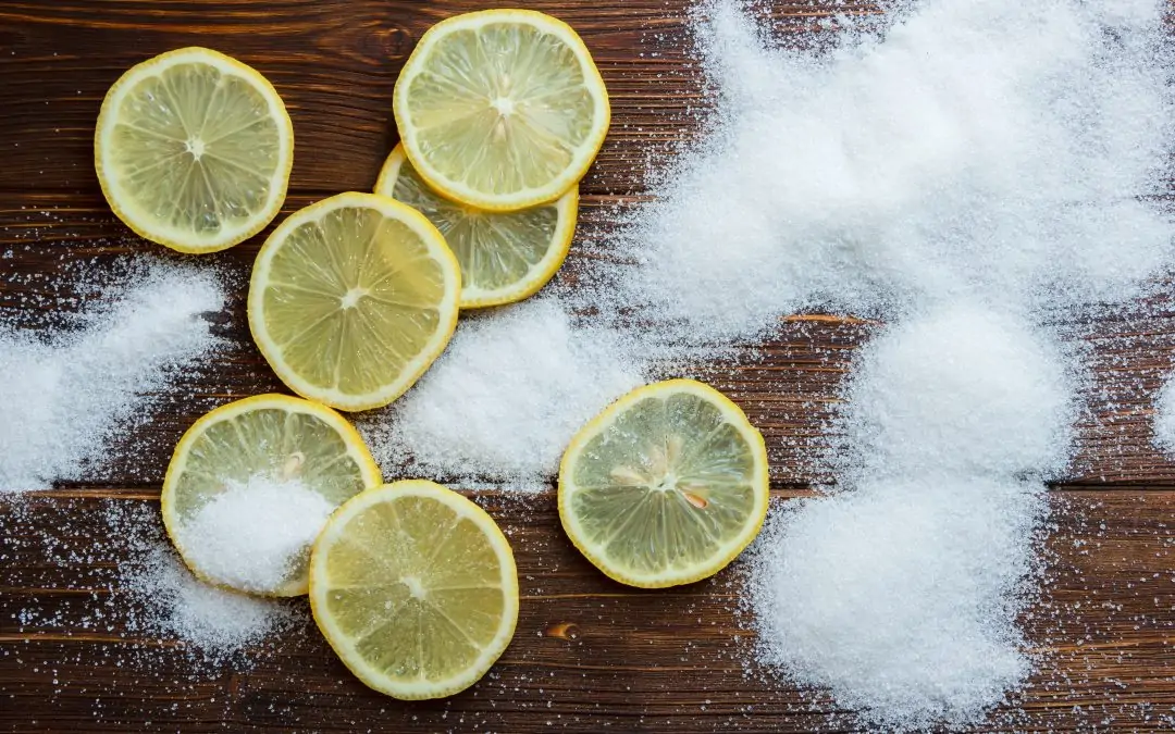 Ensemble composé de sel et de tranches de citron sur un fond en bois. Vue de dessus.