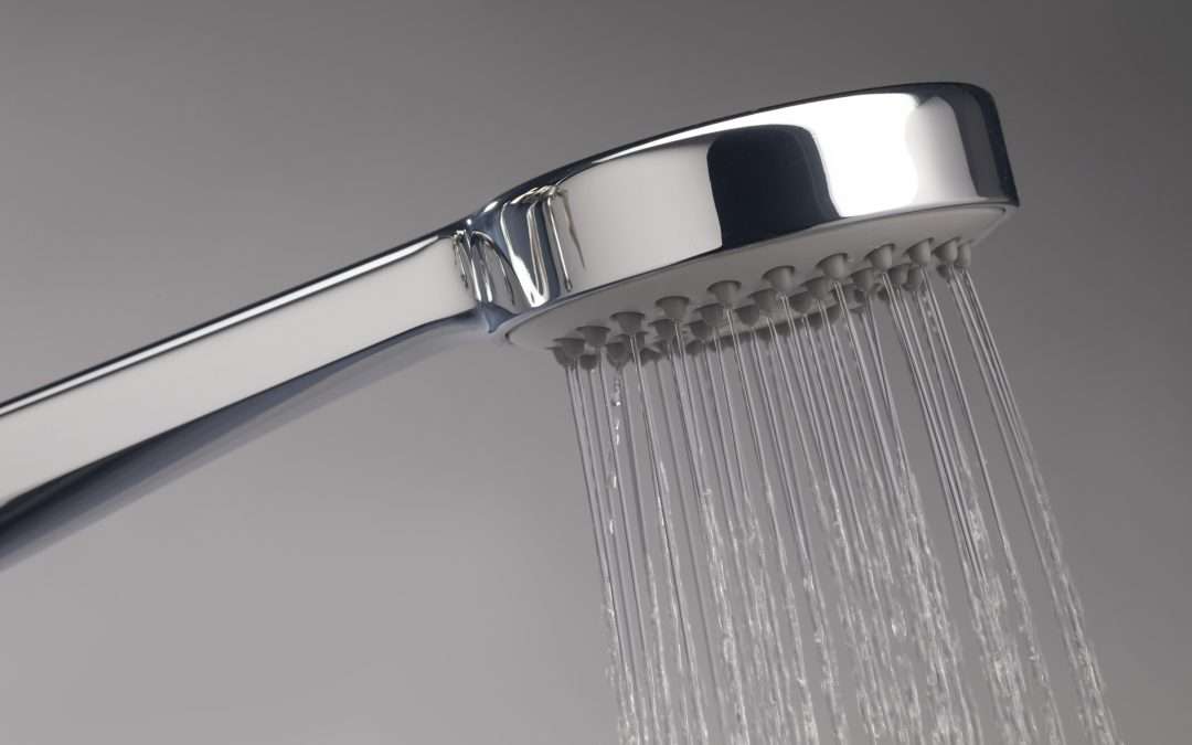 pommeau de douche avec eau chaude