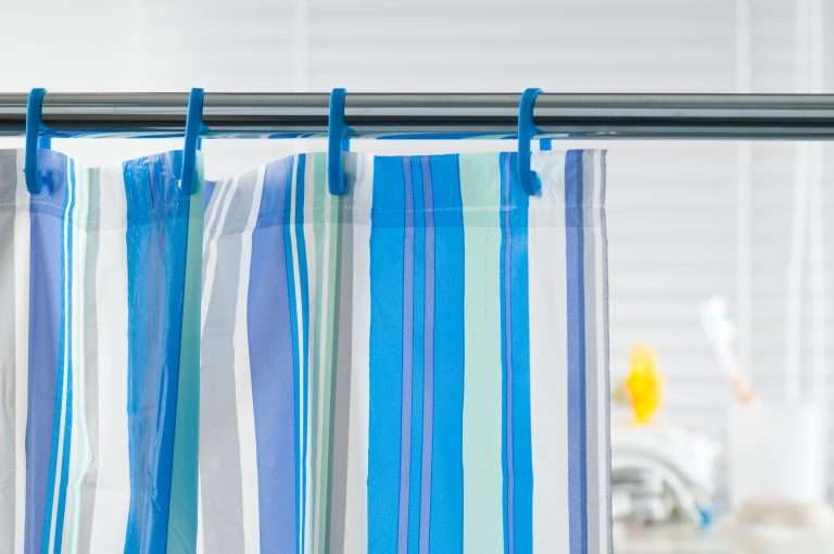 Nettoyer un rideau de douche : guide simple et efficace