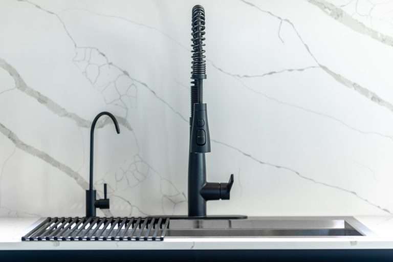 Calcaire sur évier noir : comment l’éliminer sans l’abîmer