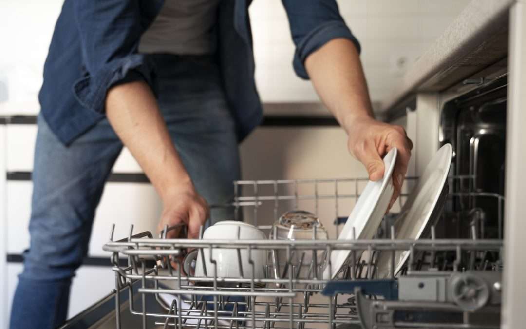 un domestique effectuant des tâches ménagères